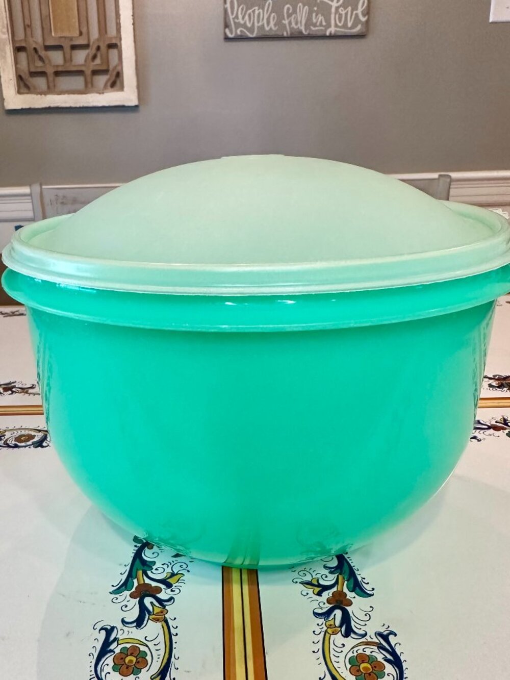 vintage Tupperware Crisp It Lettuce Keeper (Model #1424) in a bright jadeite/min